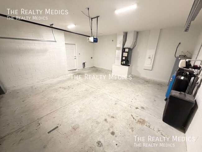 Building Photo - 130 Dailey St SE