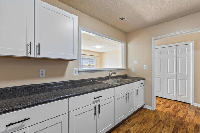 Building Photo - Affordable in the Heart of Jacksonville