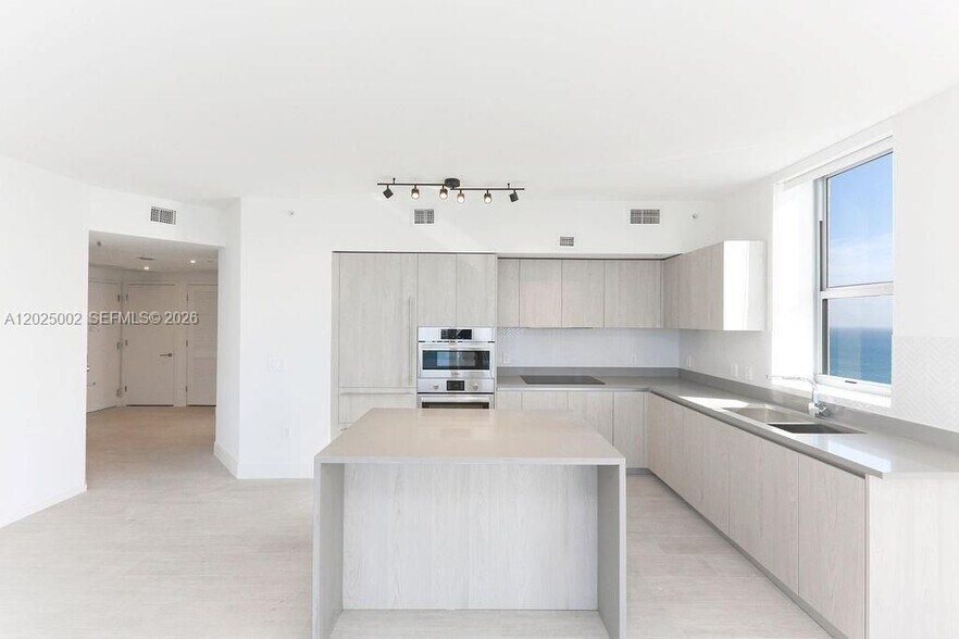 Building Photo - 4010 S Ocean Dr