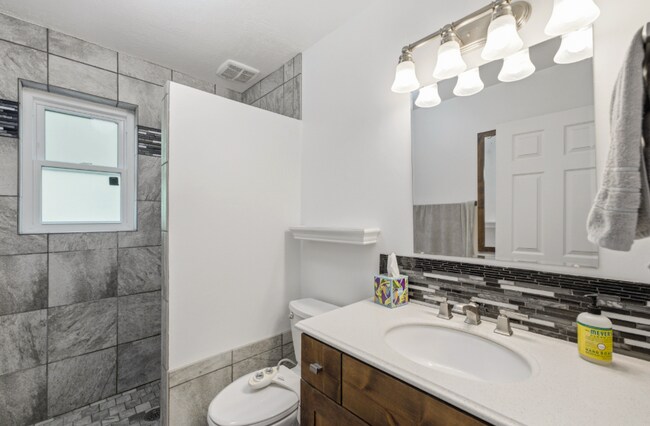 Building Photo - 12 E 500 S