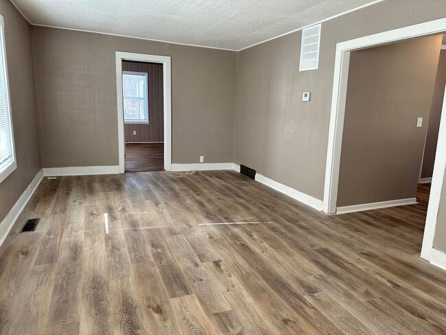 Building Photo - 2 Bedroom 1 Bath walking distance to downtown in Amazing Neighborhood