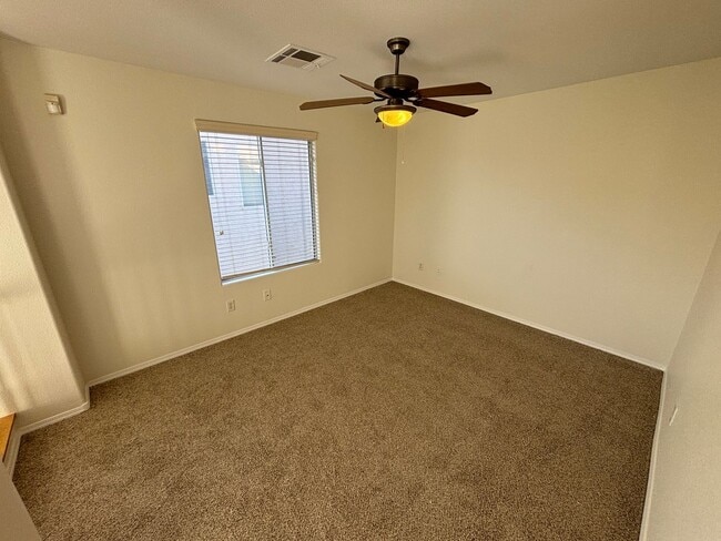 Building Photo - Gorgeous 3bed/1bath w/ 2 Car Garage locate...