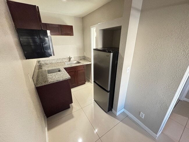 Building Photo - Gorgeous Studio w/ All Utilities Included located in Downtown Las Vegas! Move In Special