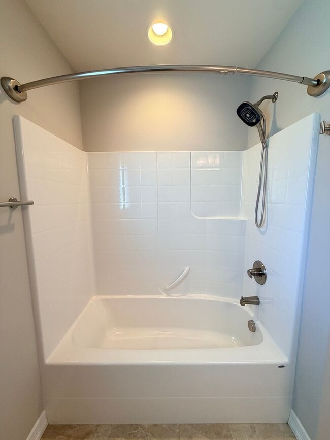 Building Photo - Luxury, golf course living with VIEWS! 3+ bed, 3 bath, three car garage and so much more!