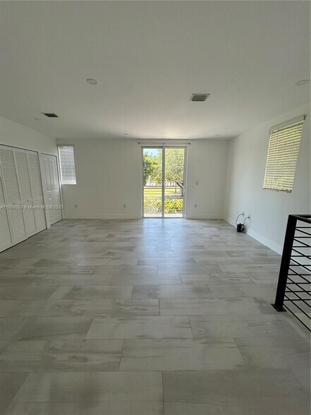 Building Photo - 3823 Thomas Ave