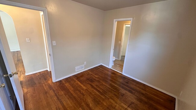 Building Photo - $1350 - 3 bedroom / 2 bathroom - Single Fa...