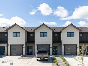Building Photo - 3 Bd / 2.5 Bath Townhome