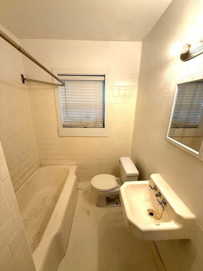 Building Photo - ** 1 Bed 1 Bath located In Capitol Heights...
