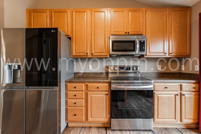 Building Photo - Available NOW! | 3 Bedroom / 2 Bathroom Home | Bennington