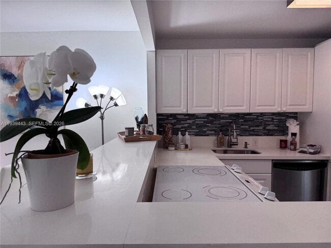 Building Photo - 3301 N Country Club Dr