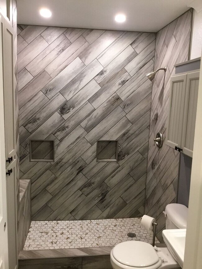 Building Photo - GORGEOUS 4/3 BROADMOOR HOME-UPDATED-MUST SEE