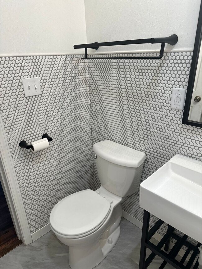 Building Photo - Remodeled 2 Bedroom House for Rent