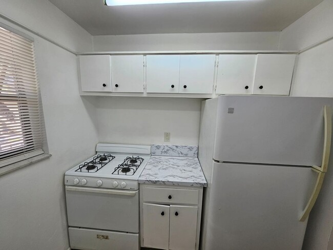 Building Photo - One bedroom one bath