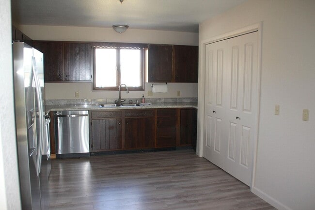 Building Photo - "Charming 3-Bedroom Retreat with 2 Full Baths in the Heart of Billings!"
