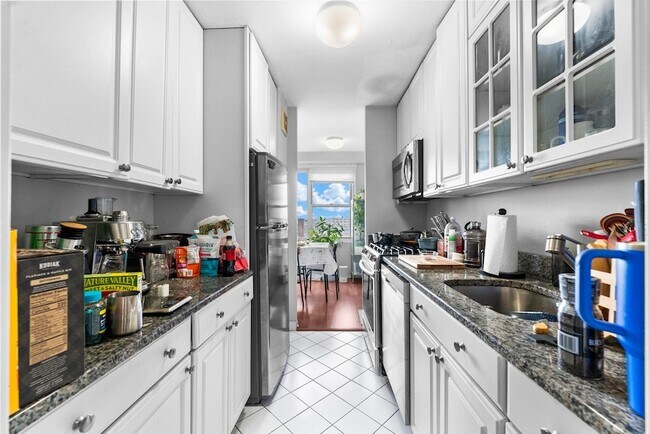 Building Photo - 225 St Pauls Ave