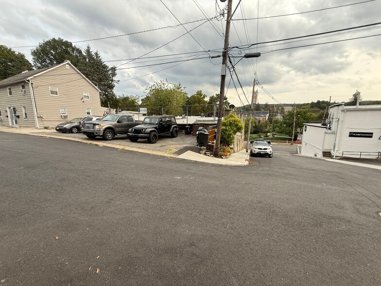 Building Photo - 118 Main St