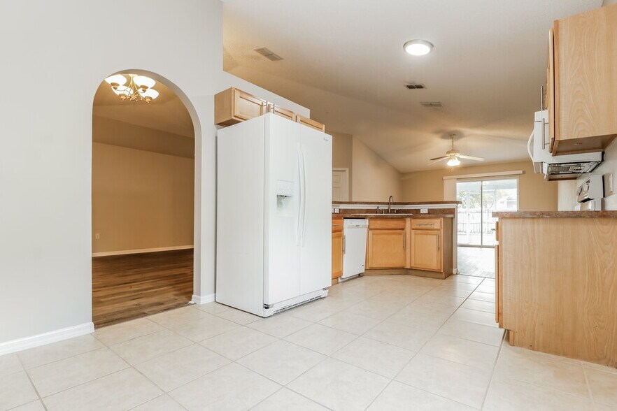 Building Photo - 24817 Mary Beth Ct