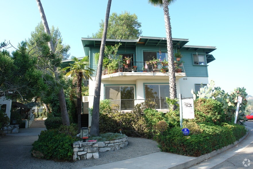 Holiday Manor - Poinsettia Place