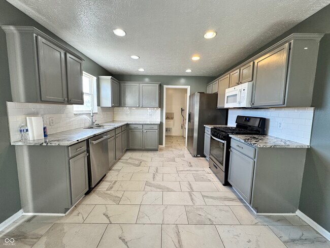 Building Photo - 3658 Pickwick Cir