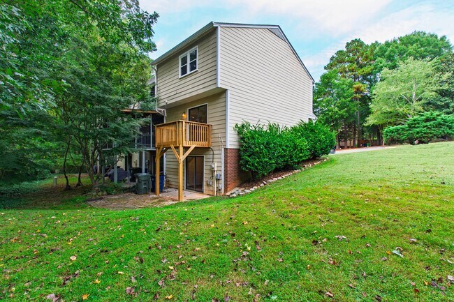 Building Photo - Rare Find: Updated and Modern End-Unit Tow...