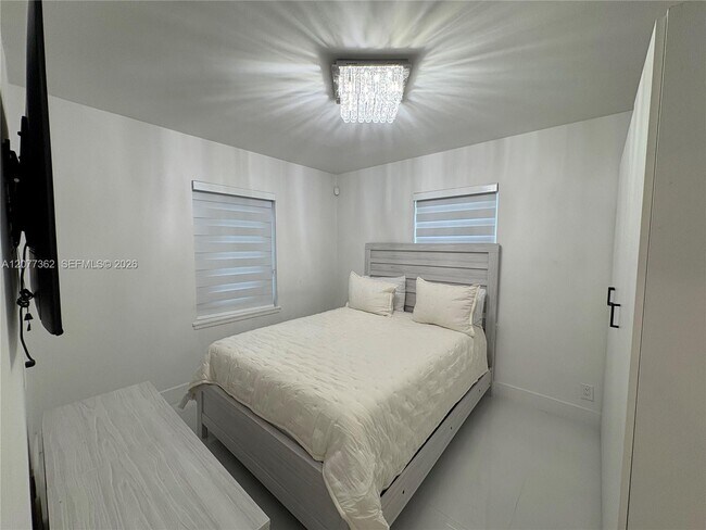 Building Photo - 937 SW 18th Ct