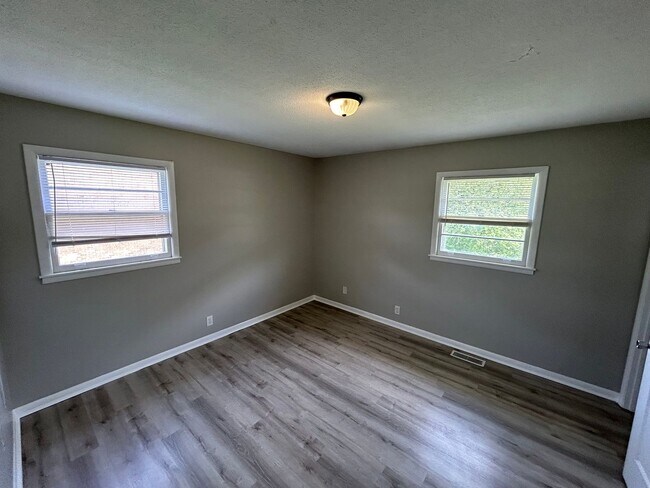 Building Photo - 3br 1.5 BA with fence