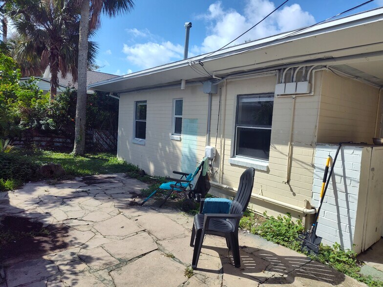 Building Photo - 318 N Oleander Ave