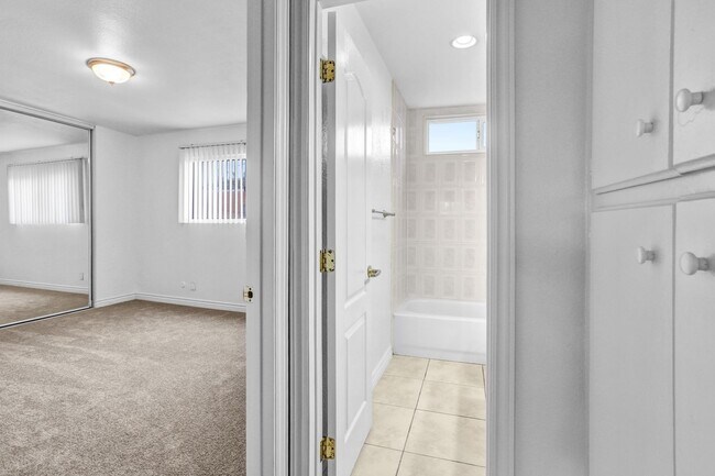 Building Photo - Upstairs 1 Bedroom Condo w/ Parking - Fresh Paint & Carpet!