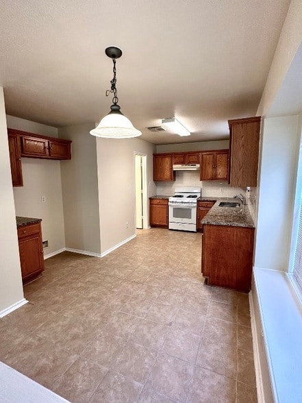 Building Photo - 1838 Strongs Ct