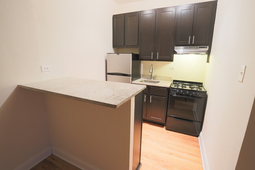 Building Photo - 4614 N Paulina St