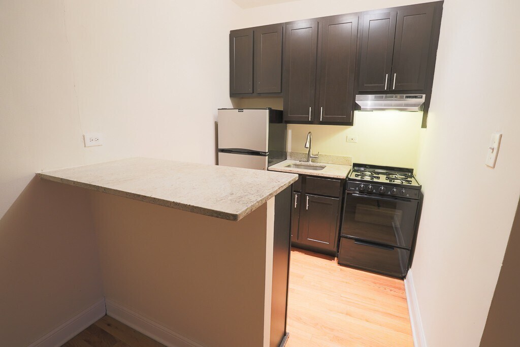 Building Photo - 4614 N Paulina St