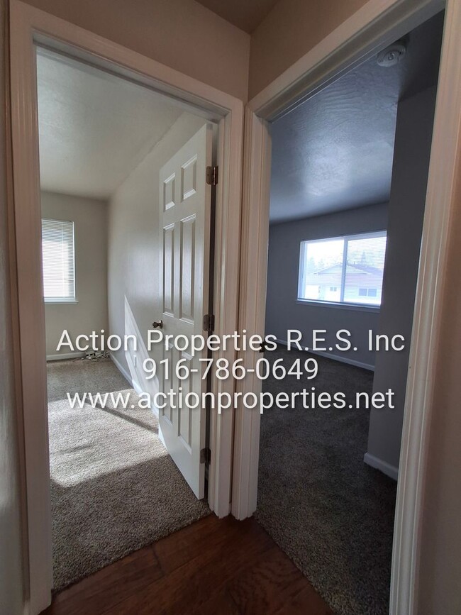 Building Photo - Single Level -Roseville Greens - 2 Bedroom...