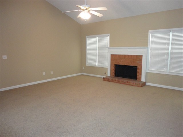 Building Photo - 142 Candle Ln