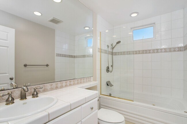 Building Photo - 218 Highland St