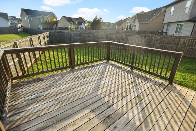 Building Photo - Pet Friendly Three Bedroom!