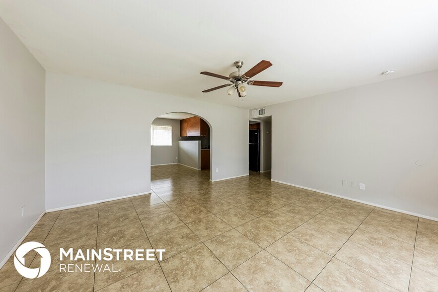Building Photo - 3807 W Solar Dr
