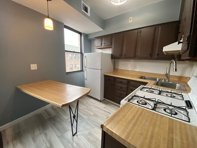 Building Photo - Glenmore - 2905 - (Units 1 - 8)