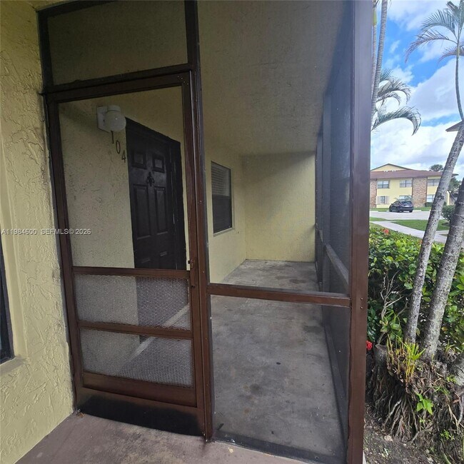 Building Photo - 10020 Winding Lake Rd