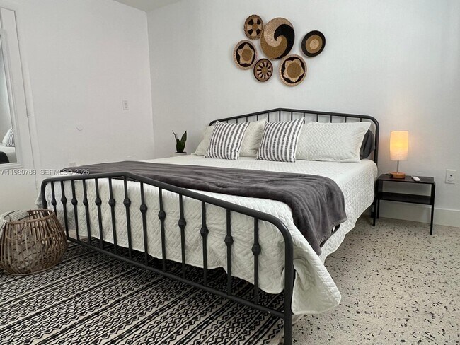 Building Photo - 1736 SW 3rd St