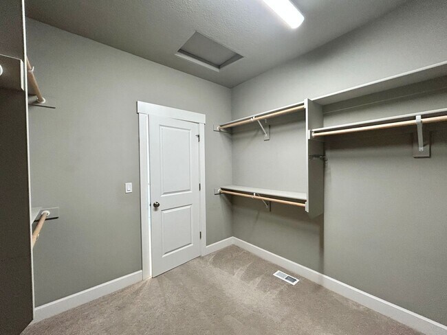 Building Photo - Luxury and Convenience Awaits in this Stunning 3 Bedroom, 2.5 Bathroom House with Abundant Parkin...