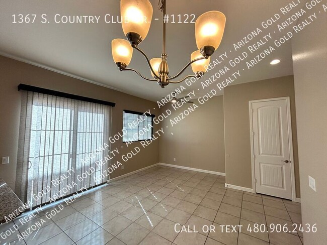 Building Photo - 1367 S Country Club Dr