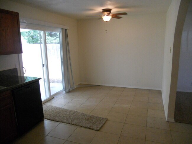 Building Photo - 3 BED W RV/BOAT PARKING