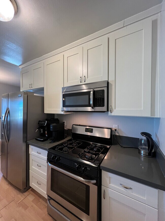 Kitchen - 3010 Montrose Ave