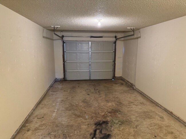 Building Photo - 2 Bedroom Duplex in Springfield