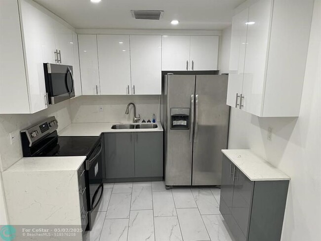 Building Photo - 4655 SW 33rd Ave