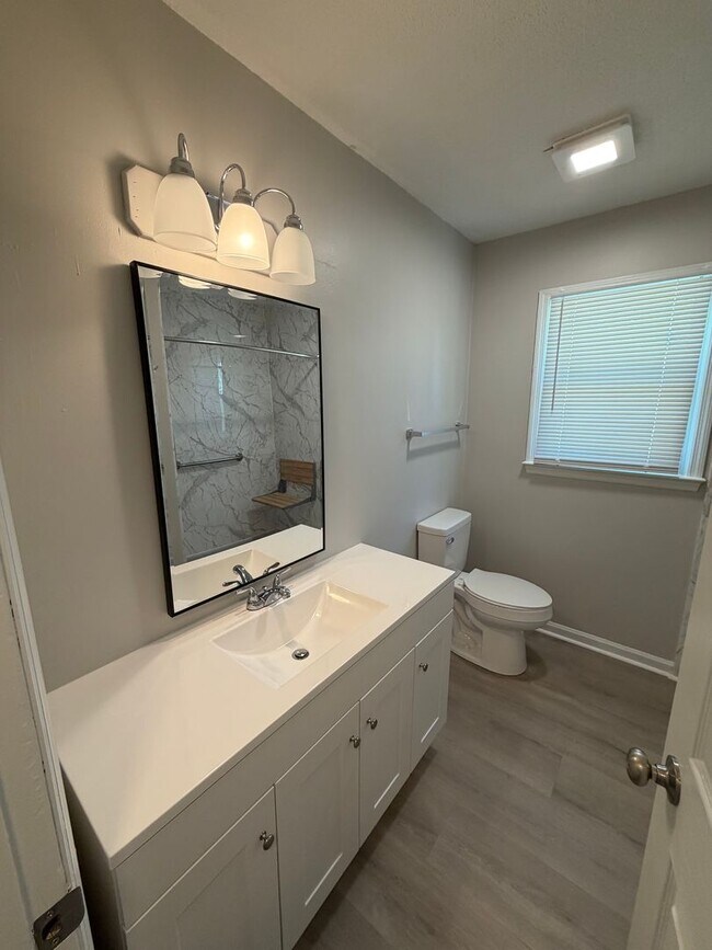 Building Photo - Charming 1,025 sq ft single-family home offering 3 bedrooms and 2 full bathrooms—perfect for comf...