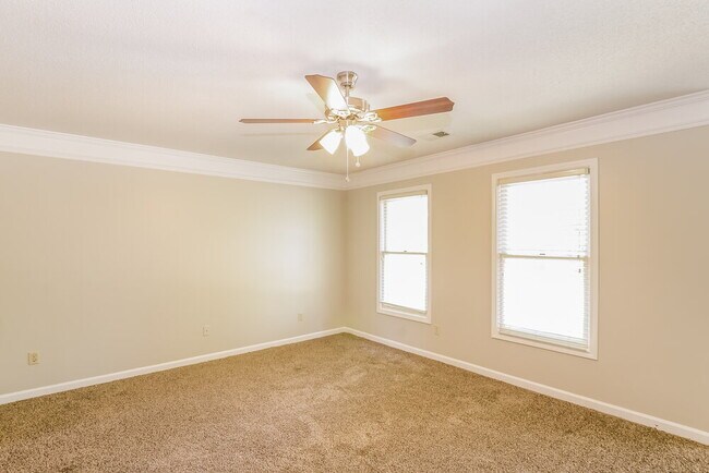 Building Photo - 429 Spruce Glen Dr