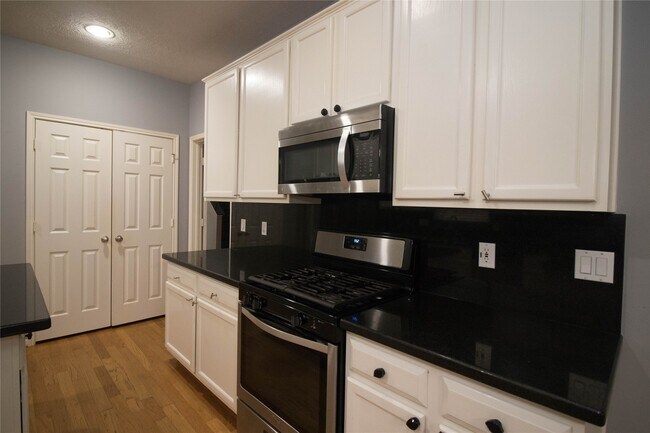 Building Photo - 310 Cheddington Dr