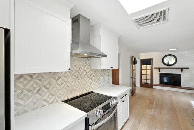 Building Photo - Totally remodeled home in prime Tempe Loca...