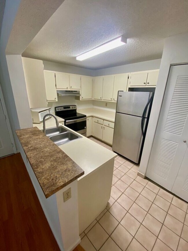 Building Photo - 351 Palm Way